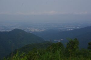 景信山からの眺望。建設中のジャンクション（圏央道）と館ヶ丘団地、狭間駅前のイトーヨーカドー方面が見える