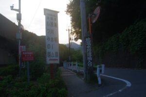 建設中の圏央道。昔この辺は静かな山深い静かな場所で、圏央道の建設反対運動も盛んだったように思うが、すっかり雰囲気が変わった。