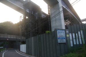建設中の圏央道。昔この辺は静かな山深い静かな場所で、圏央道の建設反対運動も盛んだったように思うが、すっかり雰囲気が変わった。