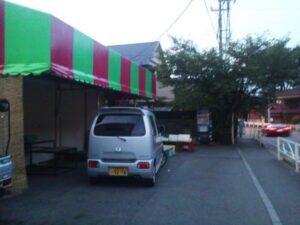 小名路バス停近くの八百屋さん