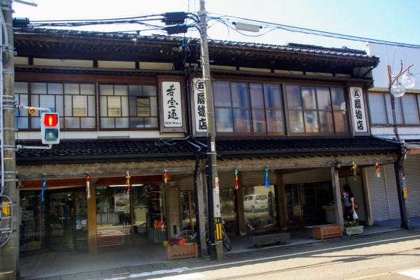 本町通りのマルゴ履物店(右)とコナヤスポーツ(左) IMGP2050