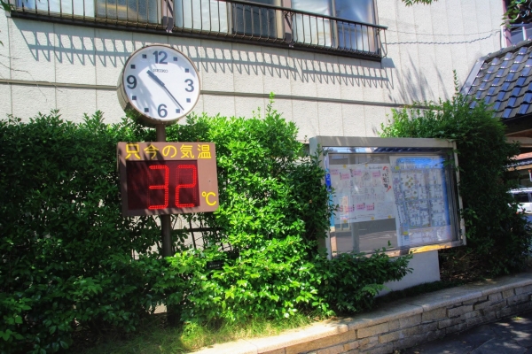 街角広場の温度計 IMGP2176