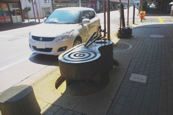 「メロディ奏でる勾玉池」なるモニュメント ヒスイロード IMGP2181_ss