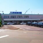 糸魚川駅の旧駅舎とヒスイロード商店街（アーケード撤去前）