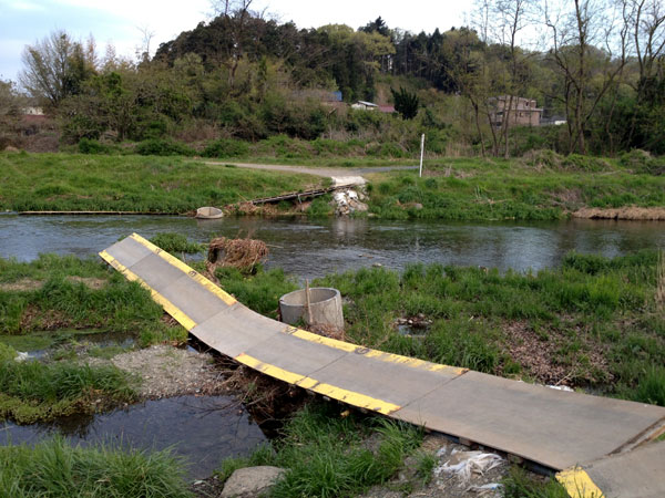 北浅川の違法手作り橋(仮橋・流れ橋・勝手橋・違法工作物) 八王子市 北浅川の違法手作り橋(仮橋・流れ橋・勝手橋・違法工作物) 八王子市
