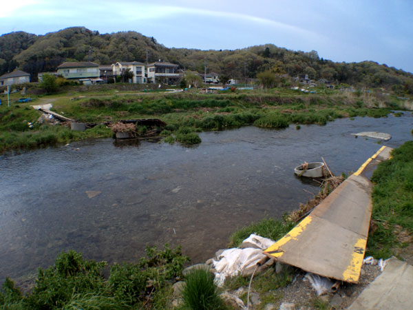 (珍工作物) 八王子市・北浅川の違法手作り橋(仮橋・流れ橋・勝手橋)