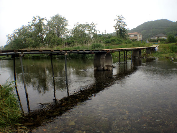 (珍工作物) 八王子市・北浅川の違法手作り橋(仮橋・流れ橋・勝手橋)