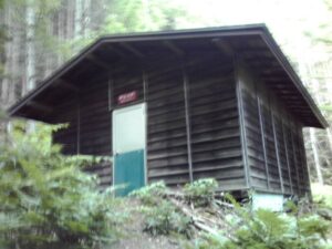 松峰小屋。人気のない避難小屋だが、荒れてはおらず、かなり広い。中で3~4人分のテントを余裕で広げられる広さがある。