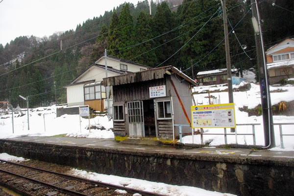 内山駅 富山地方鉄道(富山地鉄) 本線 木造駅舎 無人駅
