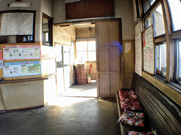 電鉄石田駅 富山地方鉄道(富山地鉄) 本線 木造駅舎 無人駅