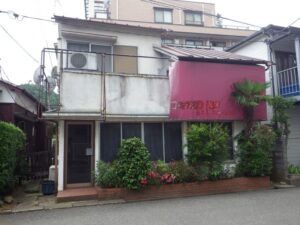 浅川小学校から高尾駅高架下に通じる通りの民家と美容室。※民家は2021年秋冬頃？に解体され、駐車場になった。