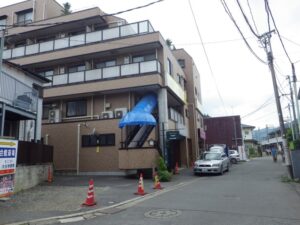 昔この角の空き地には八百屋があったと思う。たかお食堂の向かい。