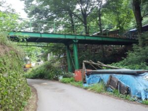 民家と民家を結ぶ私道のような橋？地形図には橋梁名の記載なし。