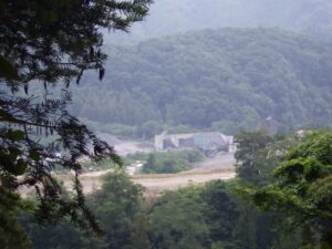 木々の影から多摩興産 八王子砕石工場がチラホラと見える。