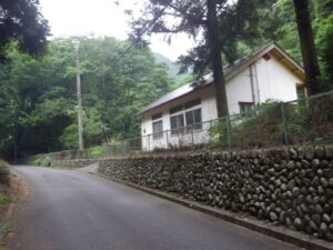 モリアオガエルの道沿いの建物。なにかの施設？門札は撤去されている。