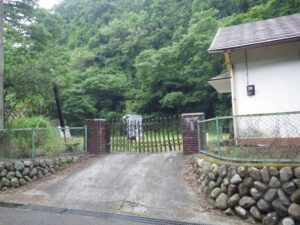 モリアオガエルの道（小津林道）沿い。なにかの施設？門札は既に撤去されていた。
