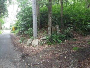 分岐のわきに古い石標があった。ここから今熊神社まで直線距離にして2.7km近くあるようだが、石標には「今熊山」と書いてあるように見える。