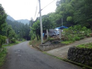 小津町は昔からずっとこんな感じの静かな山間集落だったんだろうなあと思っていると…
