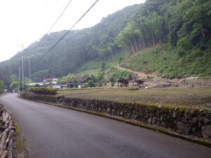 急に開けた場所に出てくる。民家解体の跡ではなく、畑かな。