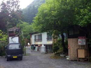 民家もまばらな山奥に突然カラオケスナックと釣り堀が出てくるので驚く。関係者かもしれないが、若い人も出てきた。