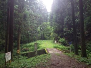 分岐。林業管理のための道。大たな沢林道。昭和52年度開設。