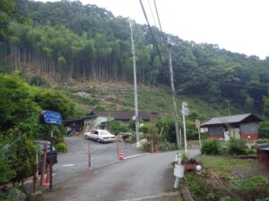 つり堀前バス停付近。