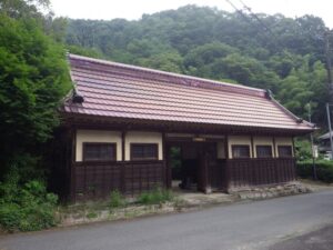 お寺か何か？立派な門構え。