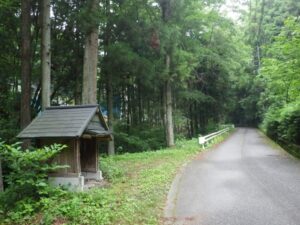 小津町の廃屋のそばに欠けた石仏2体。