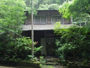 小津町の林の中に埋もれた雰囲気のある廃屋。