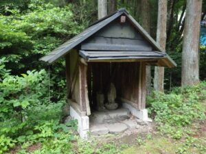 小津町の廃屋のそばに欠けた石仏2体。