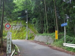 「路面凍結注意」の手書きの看板いい。