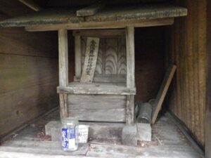 上恩方配水所付近の廃祠。力石峠。