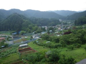 曲がりくねった力石峠を下ってくると、眼前に上恩方町の集落が広がる。