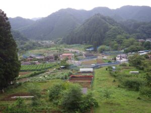 良い景色。上恩方町の山々と集落。