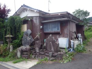 上恩方町の万霊塔＆二十三夜塔。
