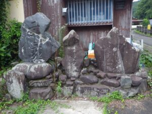 上恩方町の万霊塔＆二十三夜塔。