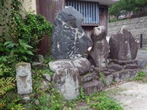 上恩方町の万霊塔＆二十三夜塔。