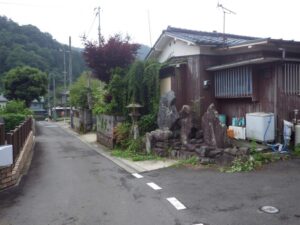 上恩方町の万霊塔＆二十三夜塔。