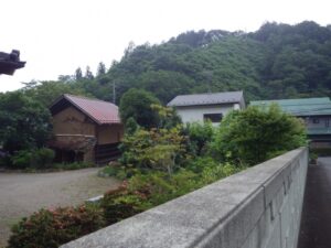 上恩方町には古い蔵が多い。