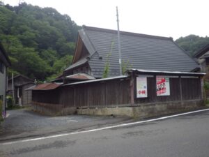 上恩方町には古い蔵が多い。
