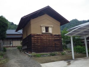 上恩方町には古い蔵が多い。