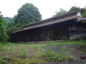 人が住んでいなさそうな気配の古い民家。