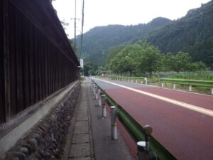 上恩方町、陣馬街道沿いの民家の木製の塀。