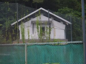 作業現場に埋もれた上恩方町の古い蔵。