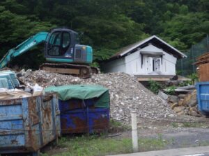 作業現場に埋もれた上恩方町の古い蔵。