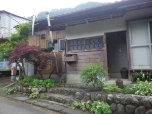 上恩方町の人が住んでいなさそうな古い民家群