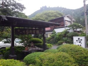 一刻芸術会館。なんだろう。喫茶とギャラリーが融合した施設かな。