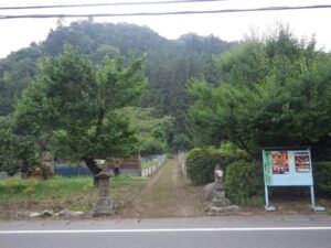 駒木野バス停近くの石仏。上恩方町。