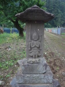 駒木野バス停近くの石仏。上恩方町。