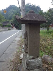 駒木野バス停近くの石仏。刻印が読み取りづらい。上恩方町。